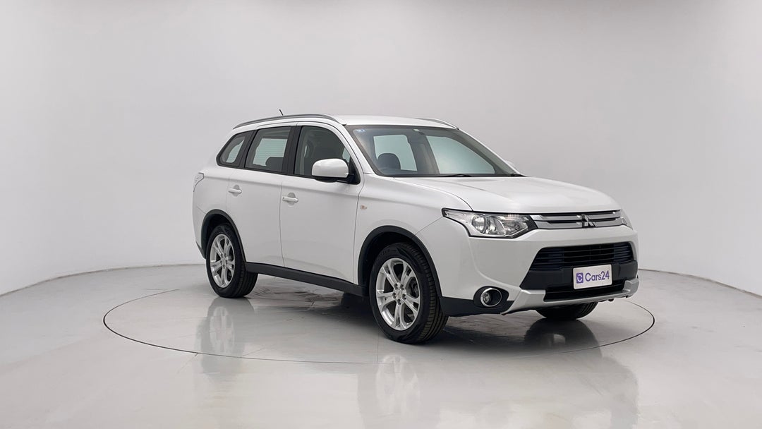 2014 Mitsubishi Outlander Es (4x4), Automatic, 114902 km, Right Front Diagonal (45- Degree) View