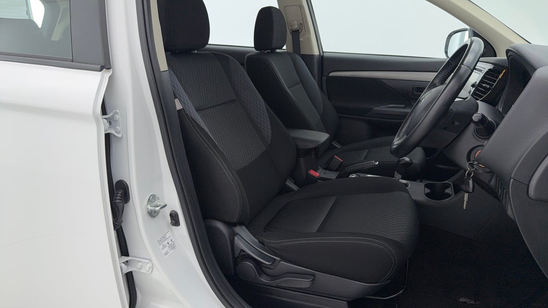 2014 Mitsubishi Outlander Es (4x4), Automatic, 114902 km, Right Side Front Door Cabin View