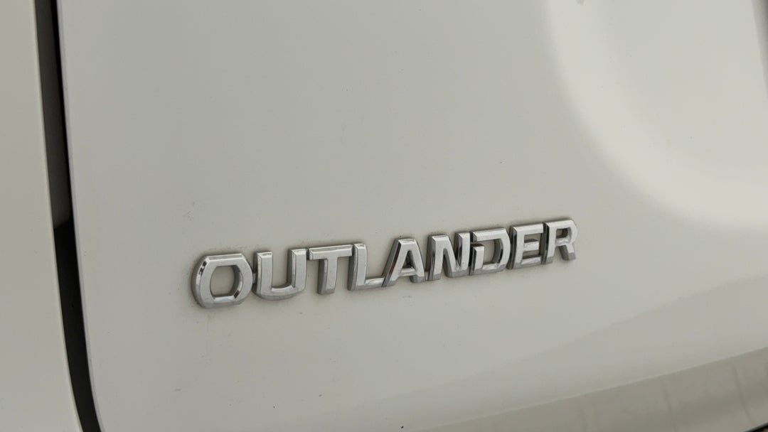 2014 Mitsubishi Outlander Es (4x4), Automatic, 114902 km, Badge (Boot Left Side)