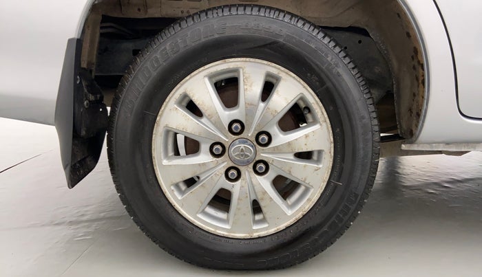 2010 Toyota Innova 2.5 V 8 STR, Diesel, Manual, 1,18,656 km, Right Rear Wheel