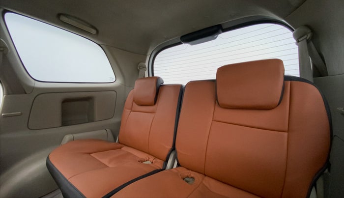 2010 Toyota Innova 2.5 V 8 STR, Diesel, Manual, 1,18,656 km, Third Seat Row ( optional )