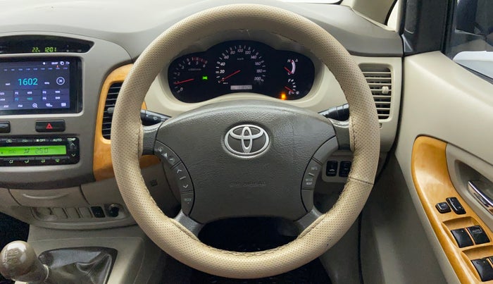 2010 Toyota Innova 2.5 V 8 STR, Diesel, Manual, 1,18,656 km, Steering Wheel Close Up