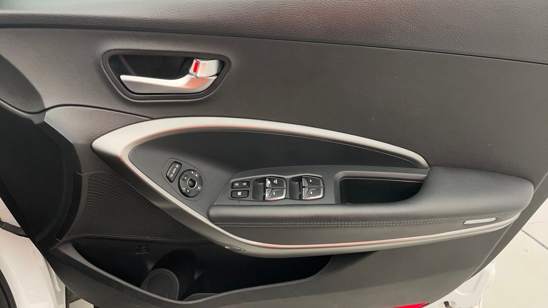 2017 Hyundai Santa Fe Active Crdi (4x4), Automatic, 115252 km, Speaker View