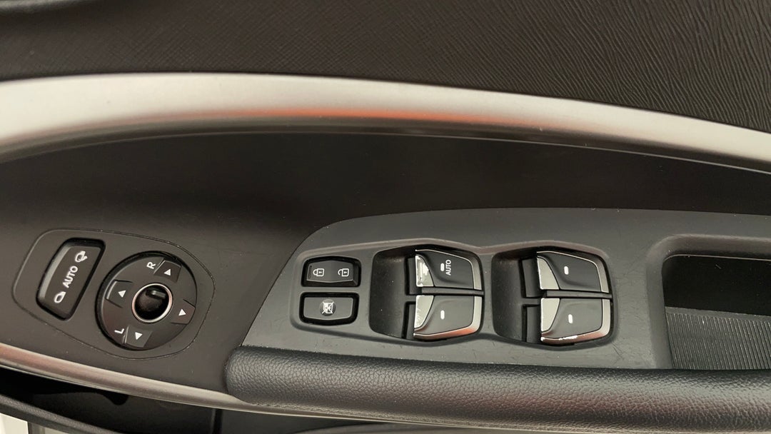 2017 Hyundai Santa Fe Active Crdi (4x4), Automatic, 115252 km, Drivers Side Door Panel Controls