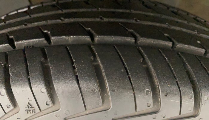 2017 Renault Kwid RXT 0.8 (O), Petrol, Manual, 49,595 km, Left Front Tyre Tread
