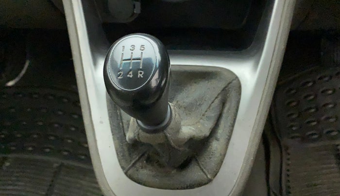 2011 Hyundai i10 MAGNA 1.1, Petrol, Manual, 87,283 km, Gear lever - Knob cover torn