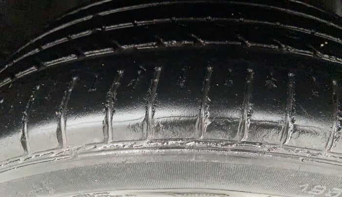 2014 Hyundai Elite i20 SPORTZ (O) 1.4, Diesel, Manual, 73,924 km, Right Front Tyre Tread