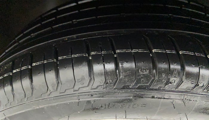 2014 Hyundai Elite i20 SPORTZ (O) 1.4, Diesel, Manual, 73,924 km, Left Front Tyre Tread