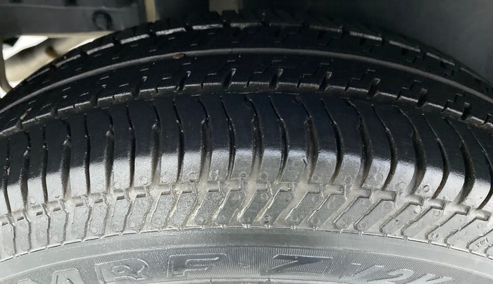 2015 Maruti Swift VXI D, Petrol, Manual, 54,070 km, Right Rear Tyre Tread