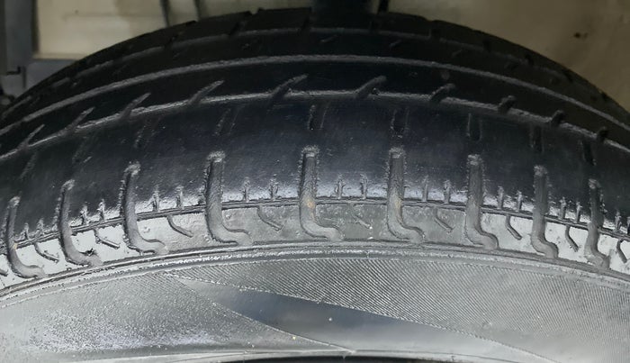 2015 Maruti Swift VXI D, Petrol, Manual, 54,070 km, Left Front Tyre Tread