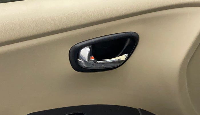 2012 Hyundai i10 MAGNA 1.1, Petrol, Manual, 59,241 km, Front passenger door - Chrome on handle has slight discoularation