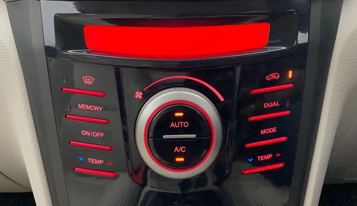 2020 Mahindra XUV300 W8 (O) DIESEL  AT, Diesel, Automatic, 23,797 km, Automatic Climate Control