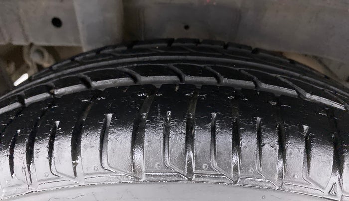 2018 Mahindra KUV 100 NXT K8 P 6 STR DUAL TONE, Petrol, Manual, 46,310 km, Right Rear Tyre Tread