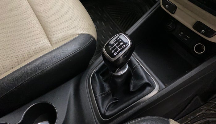 2017 Hyundai Verna 1.6 CRDI SX (O), Diesel, Manual, 89,336 km, Gear lever - Knob has minor damage