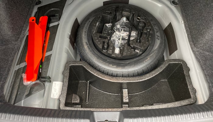 2017 Skoda Rapid 1.5 TDI AT STYLE PLUS, Diesel, Automatic, Spare Tyre