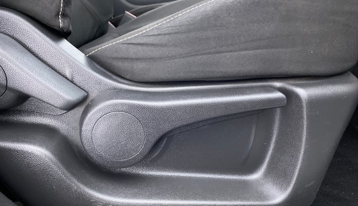 2018 Renault Captur RXE PETROL MT, Petrol, Manual, 28,702 km, Driver Side Adjustment Panel