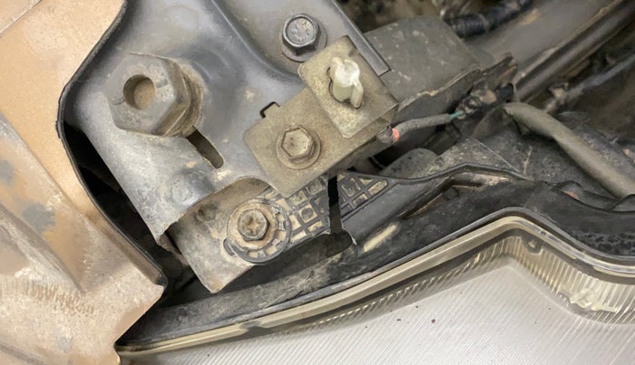 2016 Maruti Ciaz ZXI+, Petrol, Manual, 94,136 km, Left headlight - Clamp has minor damage