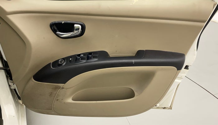 2013 Hyundai i10 MAGNA 1.2, CNG, Manual, 1,05,897 km, Driver Side Door Panels Control