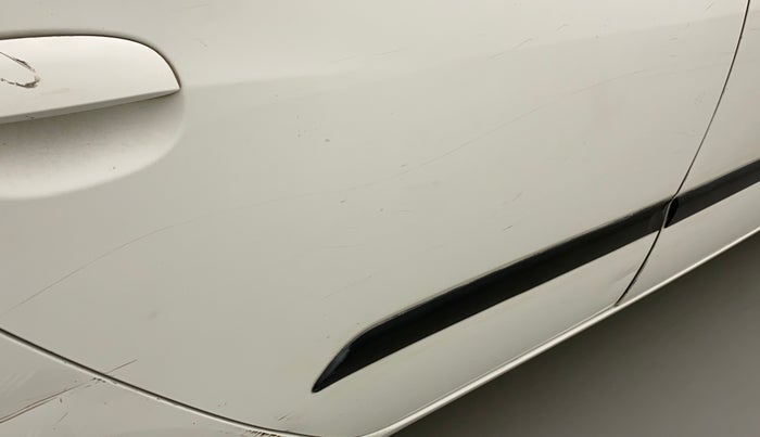2013 Hyundai i10 MAGNA 1.2, CNG, Manual, 1,05,897 km, Right rear door - Slightly dented