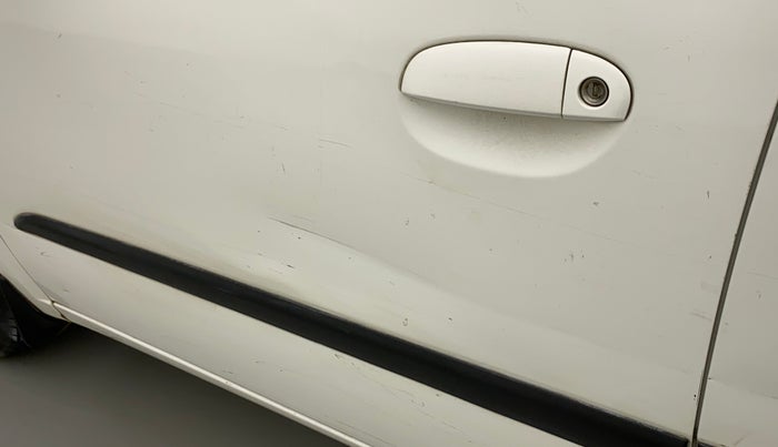 2013 Hyundai i10 MAGNA 1.2, CNG, Manual, 1,05,897 km, Front passenger door - Upto 4 inch Scratches + Count of scratches 3-5 ( Metal not Visible)