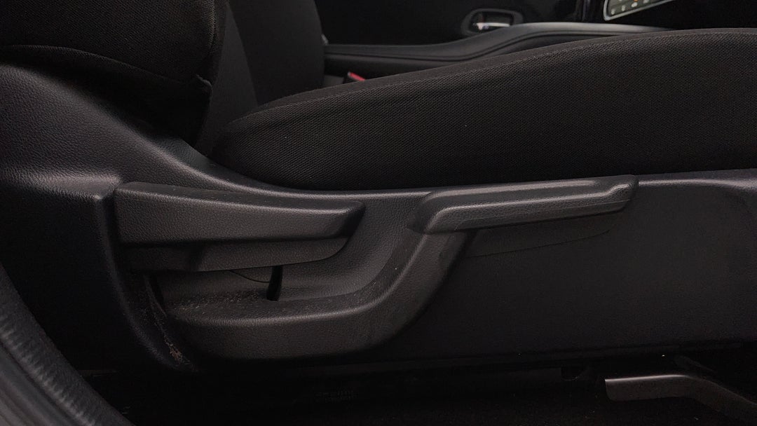 2017 Honda HR-V Vti, Automatic, 93661 km, Drivers Side Adjustment Panel