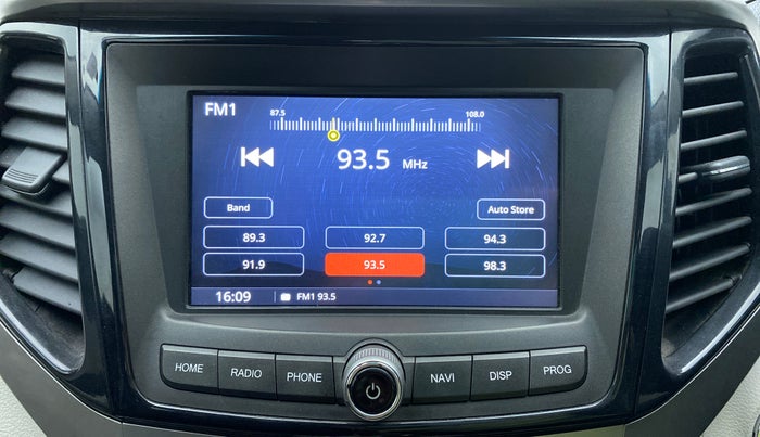 2019 Mahindra XUV300 W8 (O) Dual tone Diesel, Diesel, Manual, 30,833 km, Infotainment System