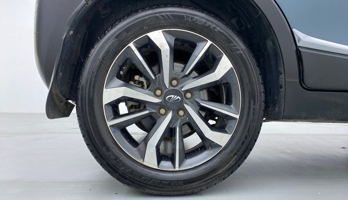 2019 Mahindra XUV300 W8 (O) Dual tone Diesel, Diesel, Manual, 30,833 km, Right Rear Wheel