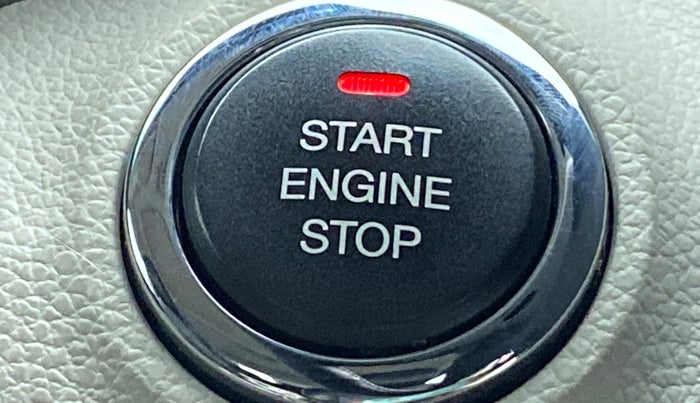 2019 Mahindra XUV300 W8 (O) Dual tone Diesel, Diesel, Manual, 30,833 km, Keyless Start/ Stop Button