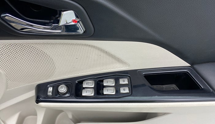 2019 Mahindra XUV300 W8 (O) Dual tone Diesel, Diesel, Manual, 30,833 km, Driver Side Door Panels Control