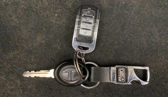 2017 Tata Tiago XE PETROL, Petrol, Manual, 71,260 km, Lock system - Remote key not functional