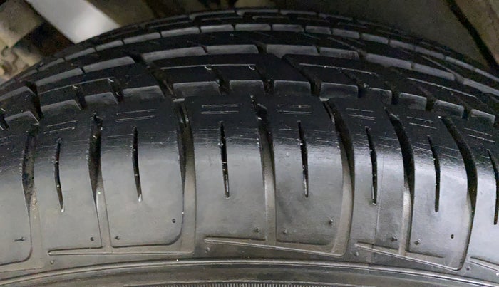 2012 Toyota Innova 2.5 GX 8 STR BS IV, Diesel, Manual, 3,54,061 km, Left Rear Tyre Tread