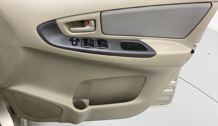 2012 Toyota Innova 2.5 GX 8 STR BS IV, Diesel, Manual, 3,54,061 km, Driver Side Door Panels Control