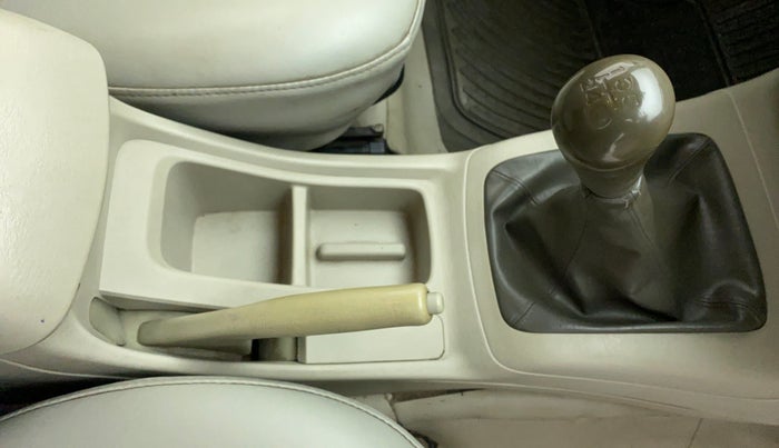 2012 Toyota Innova 2.5 GX 8 STR BS IV, Diesel, Manual, 3,54,061 km, Gear Lever