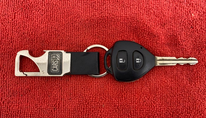 2012 Toyota Innova 2.5 GX 8 STR BS IV, Diesel, Manual, 3,54,061 km, Key Close Up