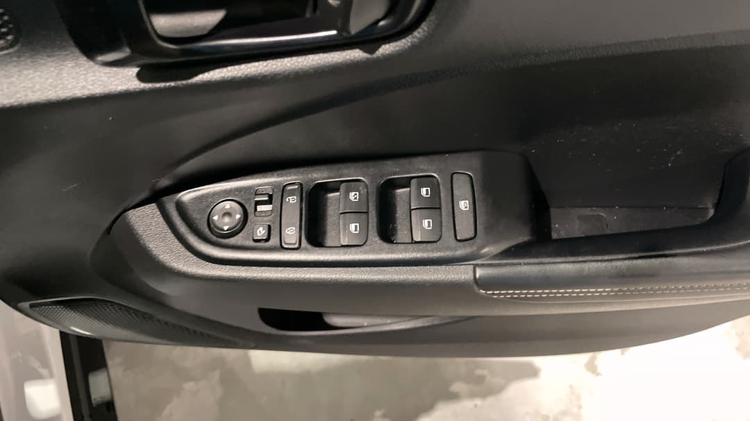 2022 Hyundai Venue Elite (black) Sunroof, Automatic, 67842 km, Drivers Side Door Panel Controls