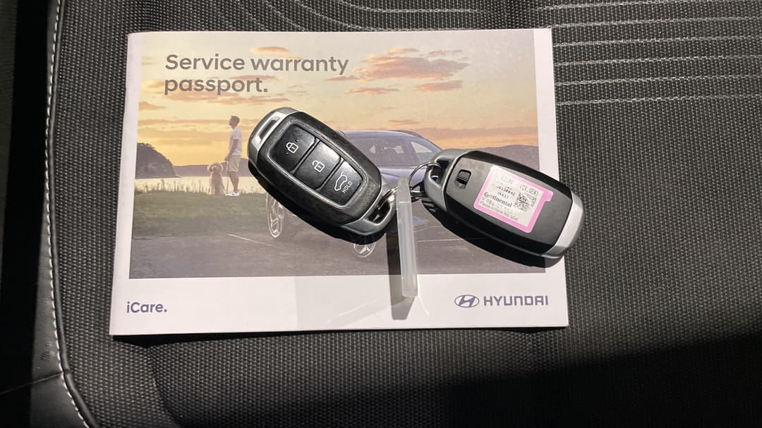 2022 Hyundai Venue Elite (black) Sunroof, Automatic, 67842 km, Key Close-up