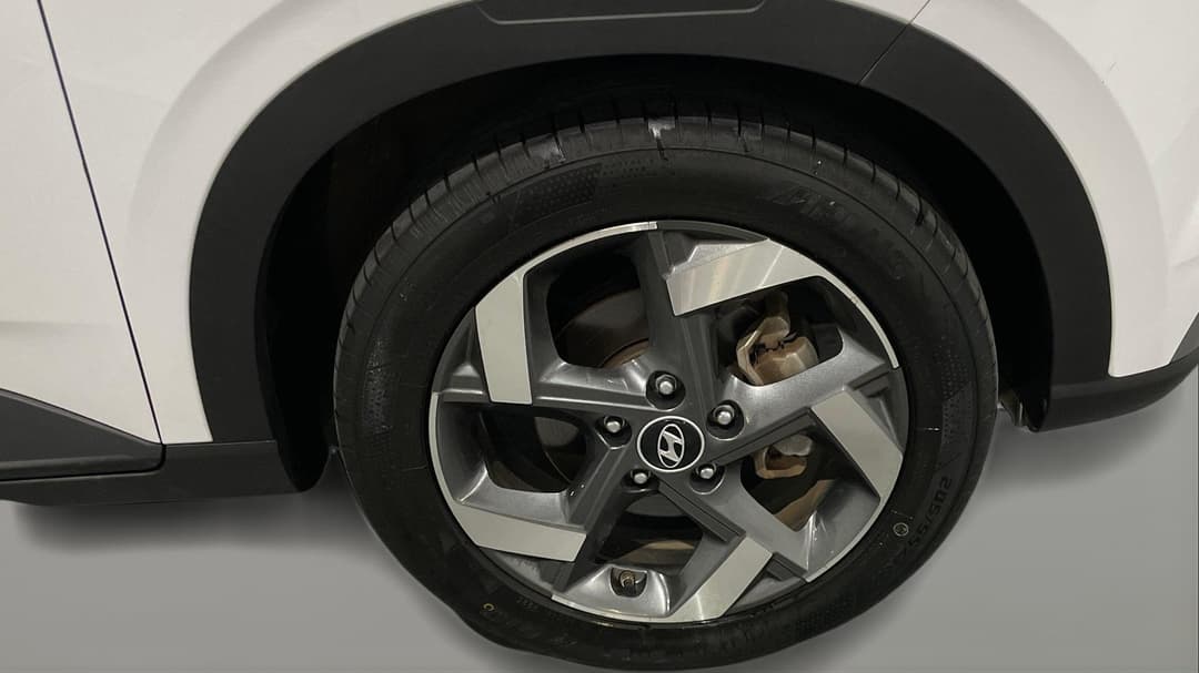 2022 Hyundai Venue Elite (black) Sunroof, Automatic, 67842 km, Right Front Wheel