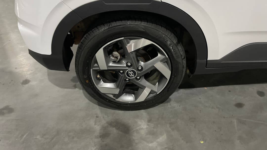 2022 Hyundai Venue Elite (black) Sunroof, Automatic, 67842 km, Right Rear Wheel