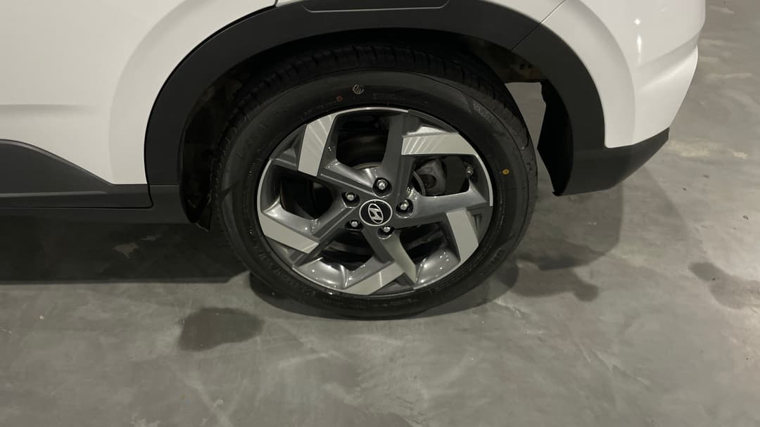 2022 Hyundai Venue Elite (black) Sunroof, Automatic, 67842 km, Left Rear Wheel