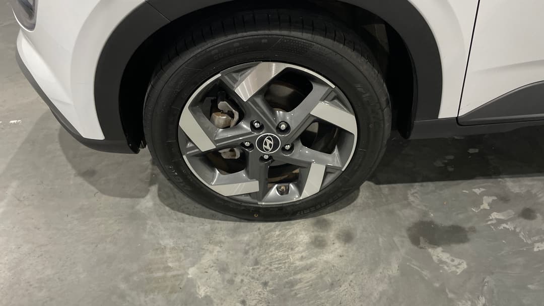 2022 Hyundai Venue Elite (black) Sunroof, Automatic, 67842 km, Left Front Wheel