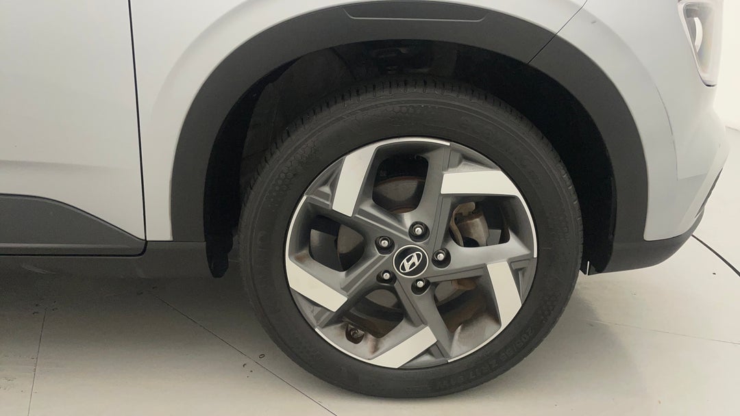 2022 Hyundai Venue Active, Automatic, 76010 km, Right Front Wheel