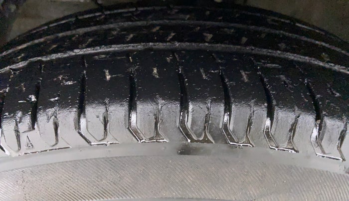 2017 Maruti Dzire VXI AMT, Petrol, Automatic, 32,947 km, Left Front Tyre Tread