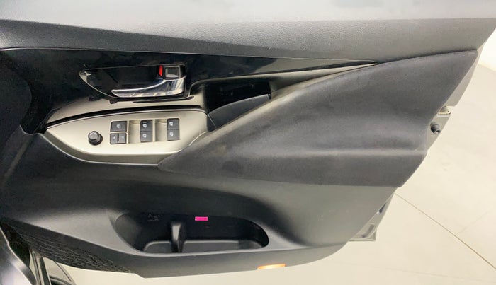 2018 Toyota Innova Crysta 2.7 VX 7 STR, Petrol, Manual, 1,34,798 km, Driver Side Door Panels Control