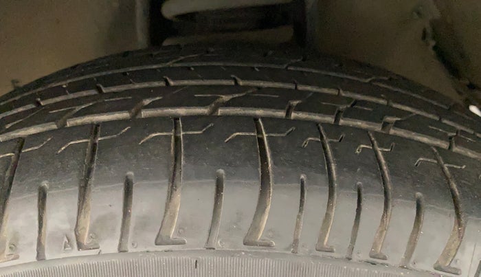 2018 Toyota Innova Crysta 2.7 VX 7 STR, Petrol, Manual, 1,34,798 km, Left Front Tyre Tread