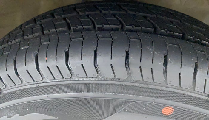 2013 Maruti Ritz VDI, Diesel, Manual, 1,06,889 km, Right Front Tyre Tread