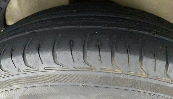 2013 Maruti Ritz VDI, Diesel, Manual, 1,06,889 km, Right Rear Tyre Tread