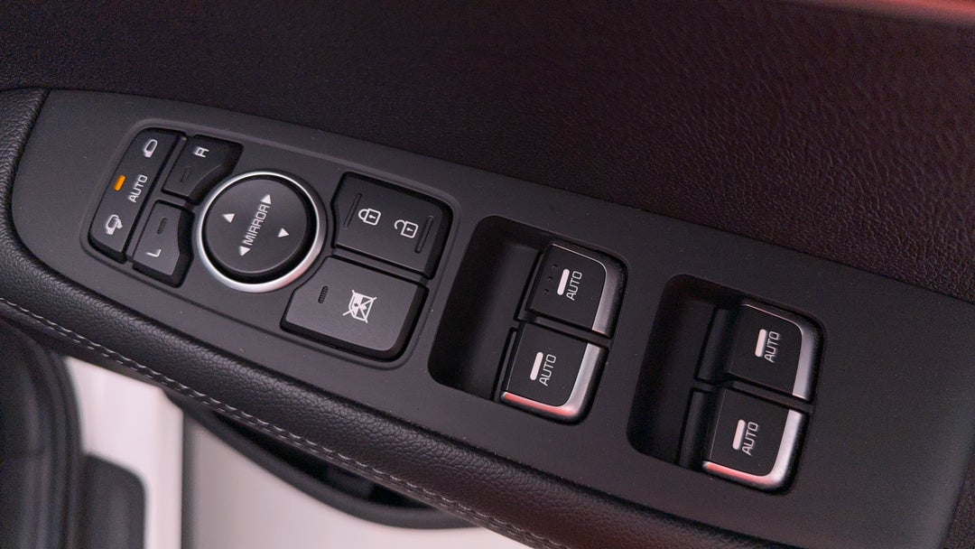 2015 Kia Sorento Si (4x2), Automatic, 108472 km, Drivers Side Door Panel Controls