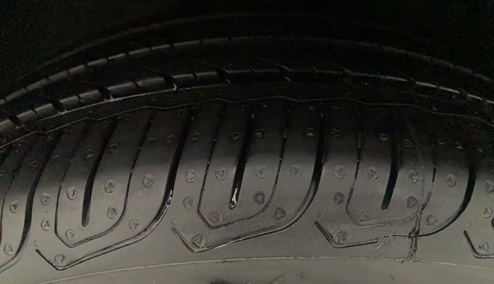2016 Volkswagen Ameo HIGHLINE1.2L, Petrol, Manual, 10,117 km, Left Front Tyre Tread