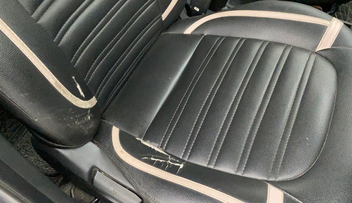 2019 Hyundai Grand i10 ASTA 1.2 KAPPA VTVT, CNG, Manual, 73,424 km, Driver seat - Cover slightly torn