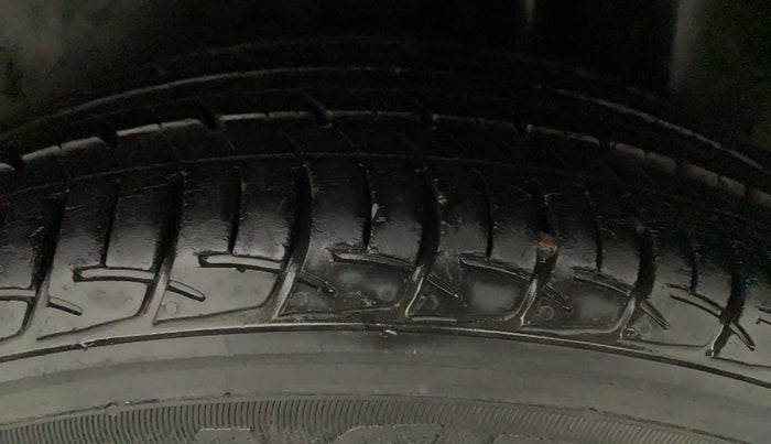 2015 Maruti Ciaz VXI, Petrol, Manual, 40,092 km, Left Rear Tyre Tread